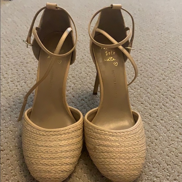 NWOT Banana Republic Tan Heels (womens size 10) - Picture 3 of 7